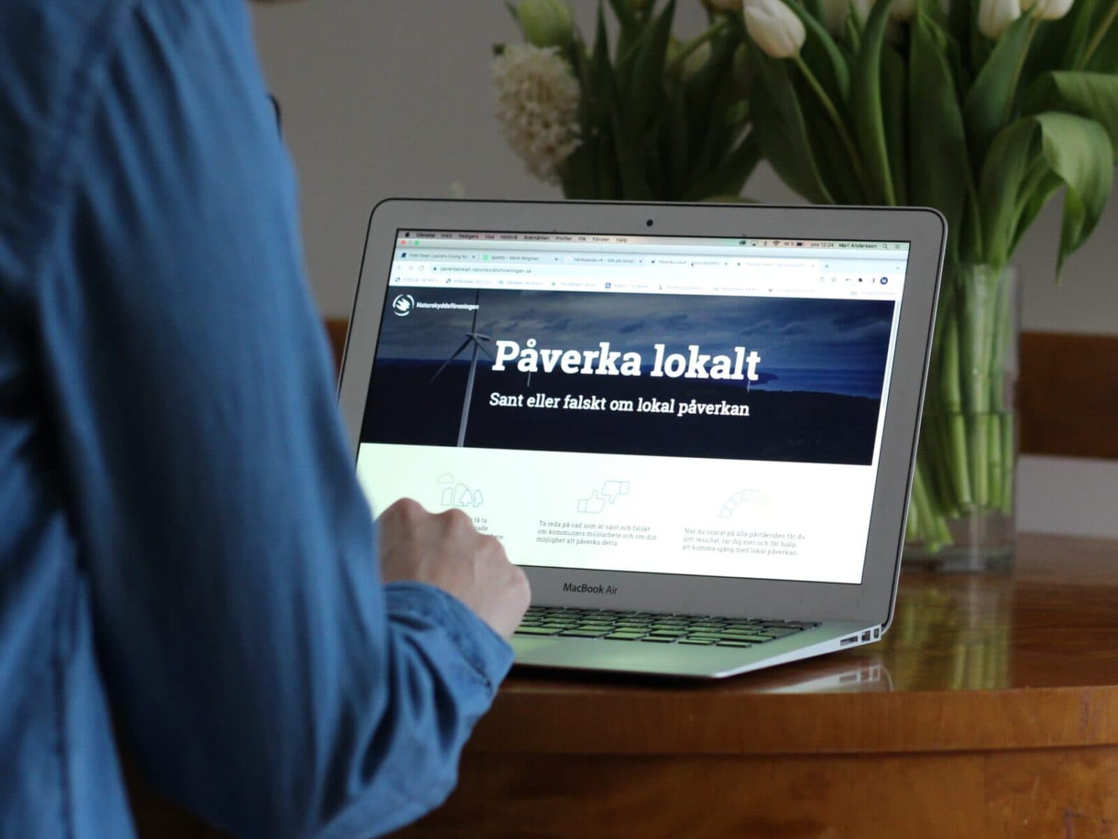 person sitter vid dator läser om att påverka lokalt