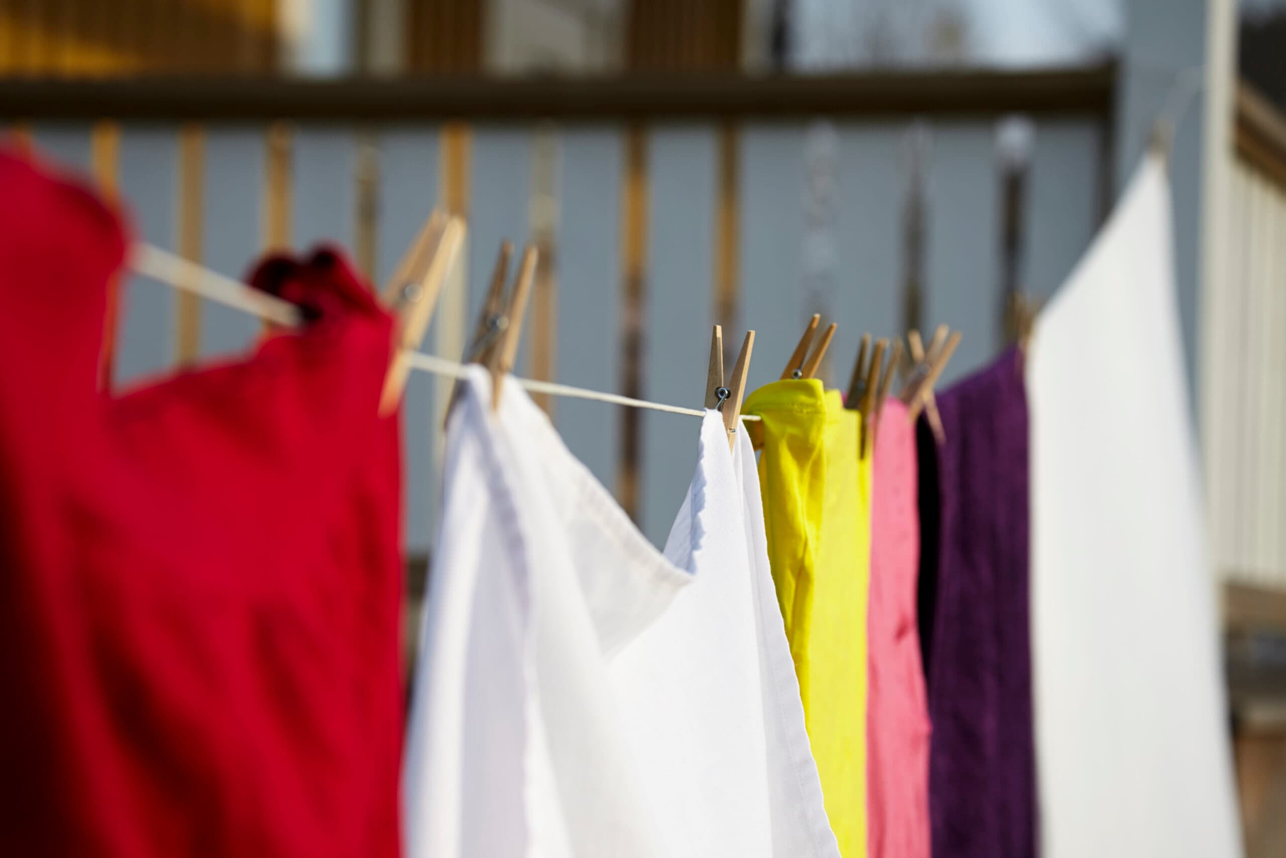 kläder,torka,klädnypor,klädstreck,närbild,tvätt,
clean, close-up, clothes, clothes line, clothes-peg, color image, day, domestic life, drying, hanging, horizontal, laundry, no people, outdoors, row, scandinavia, sweden, vastergotland