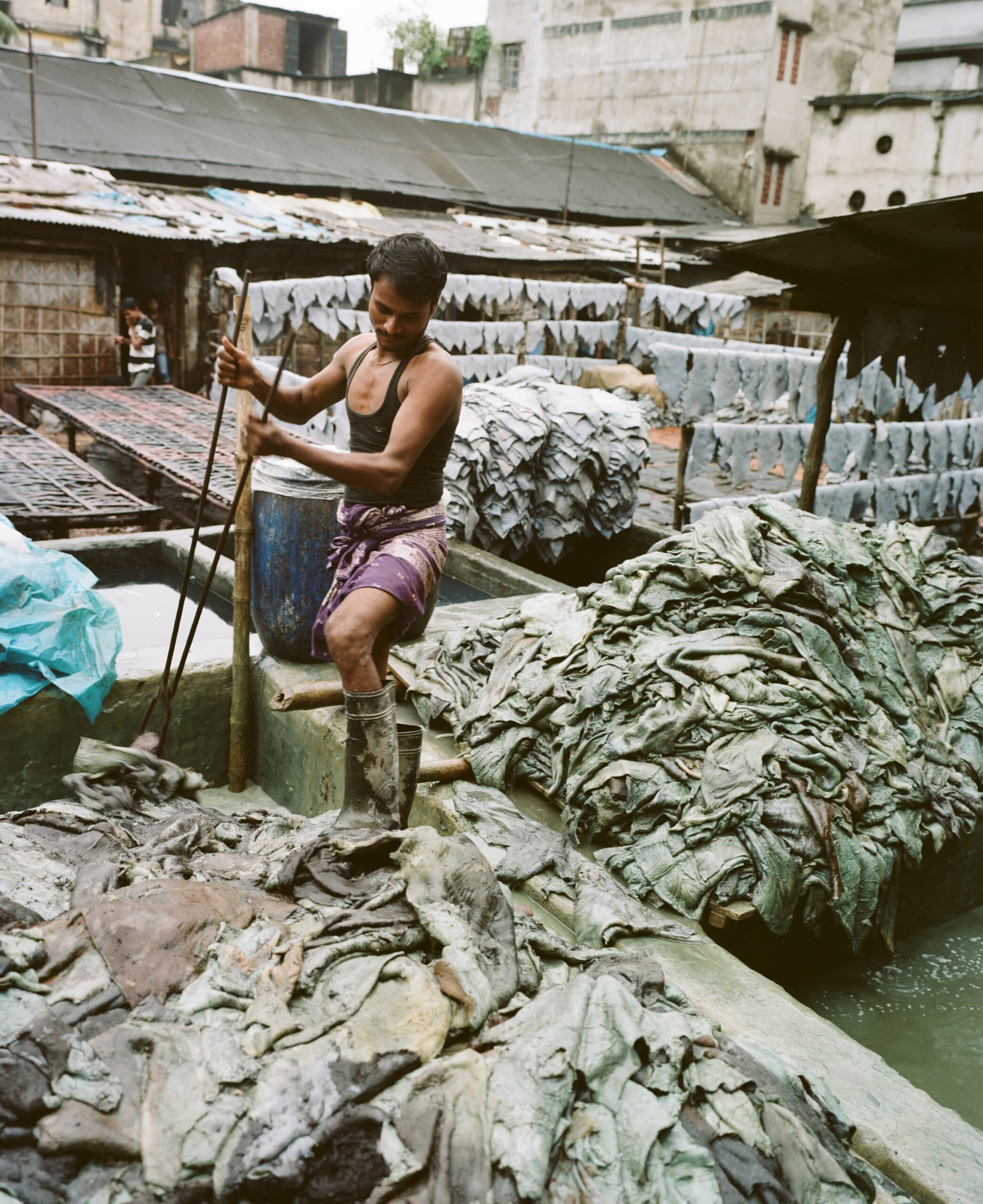 Lädertillverkning i Bangladesh. Läderindustrin använder mängder av kemikalier, och flera av dem är miljö- och hälsofarliga.