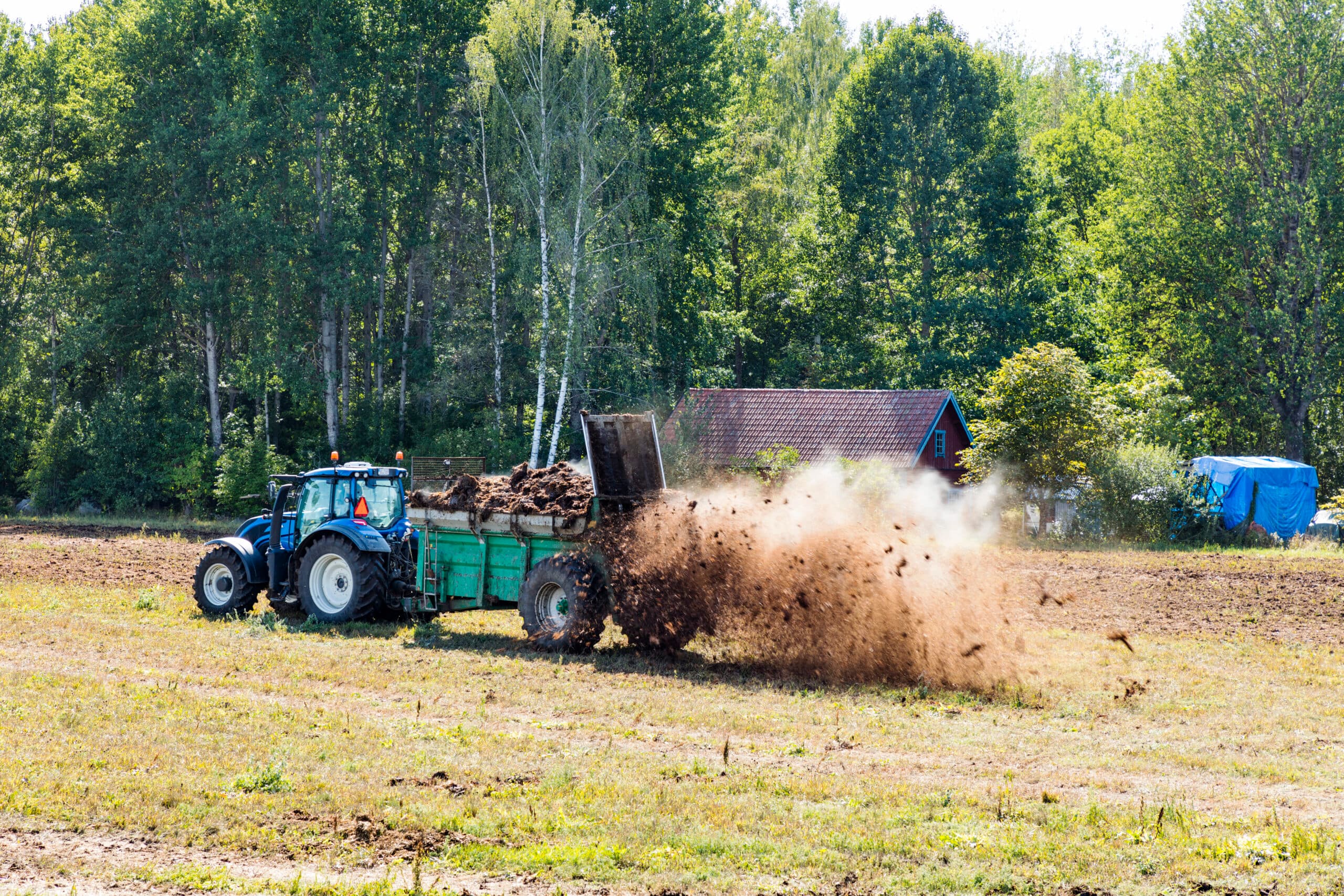 Bondgård, gödslar, traktor, maskin, natur, bonde, odling, mat, jobb,