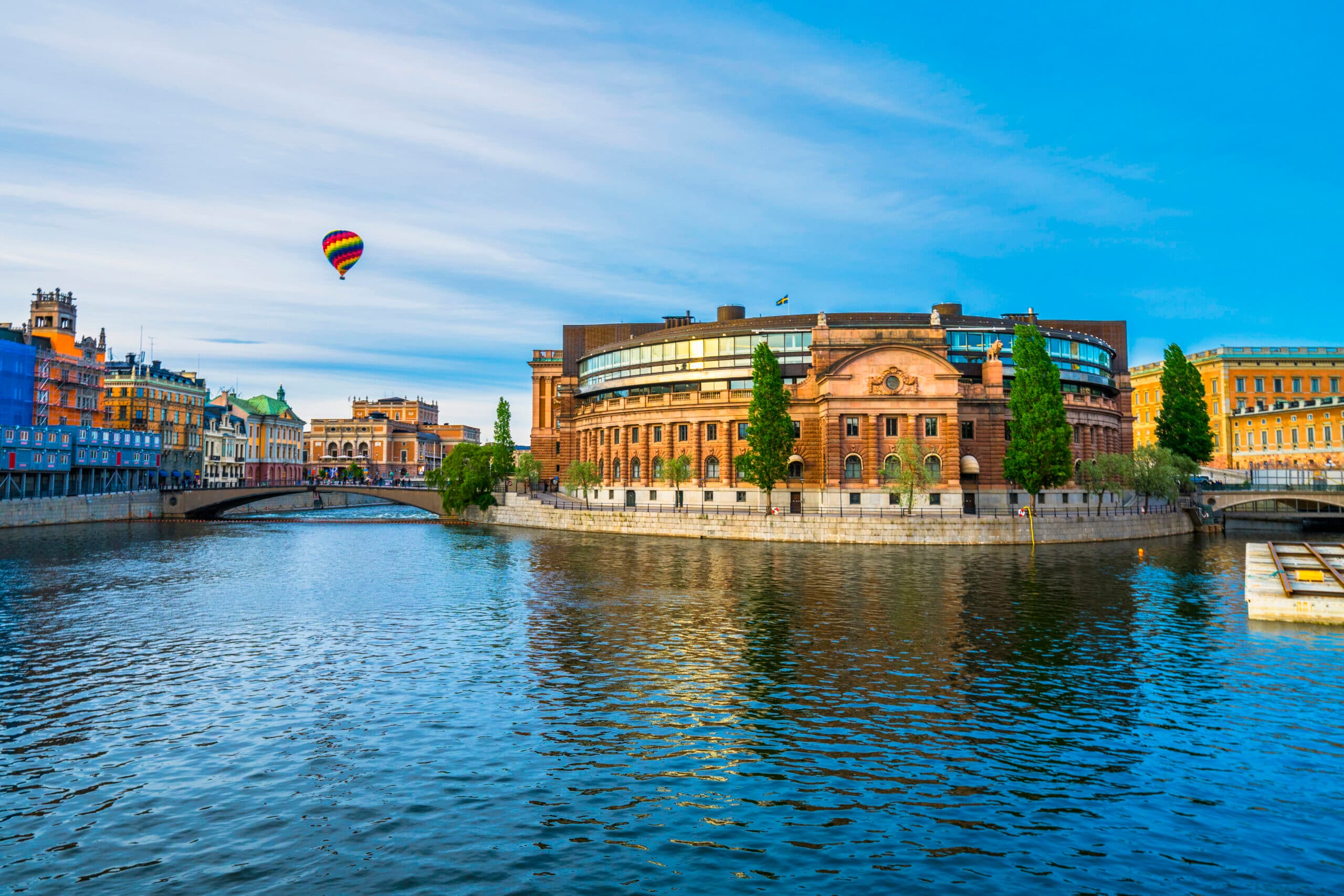 Hus, vatten, luftballong, orange, gul, blå, bro, träd, glas, fönstren, himmel, moln, varm, solig