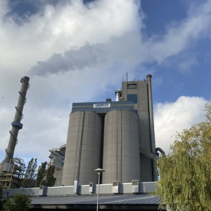 Utanför Cementas fabrik i Slite på Gotland.