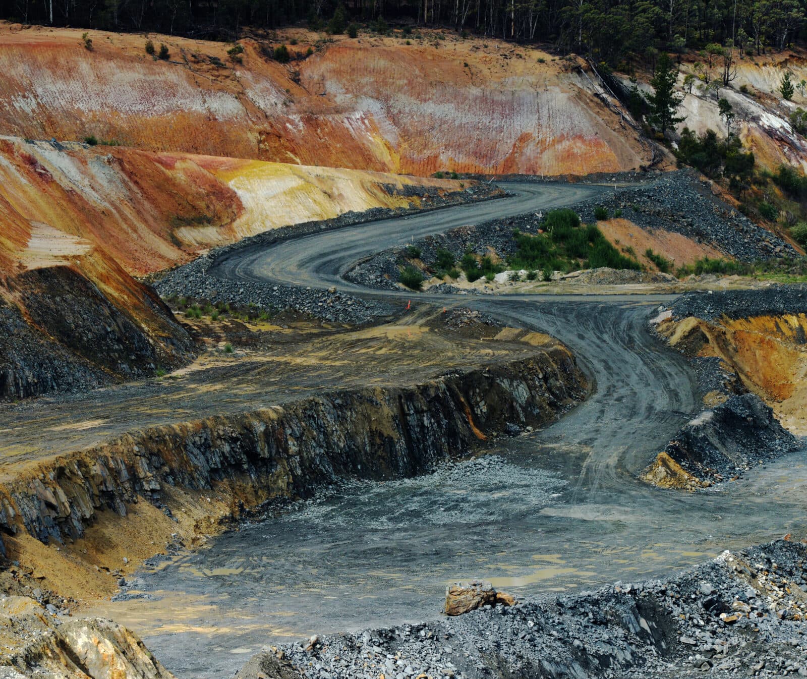 A road runs through an open pit mine at a site in Greenbushes, Australia. Photographer: Carla Gottgens/Bloomberg Litiumgruva.