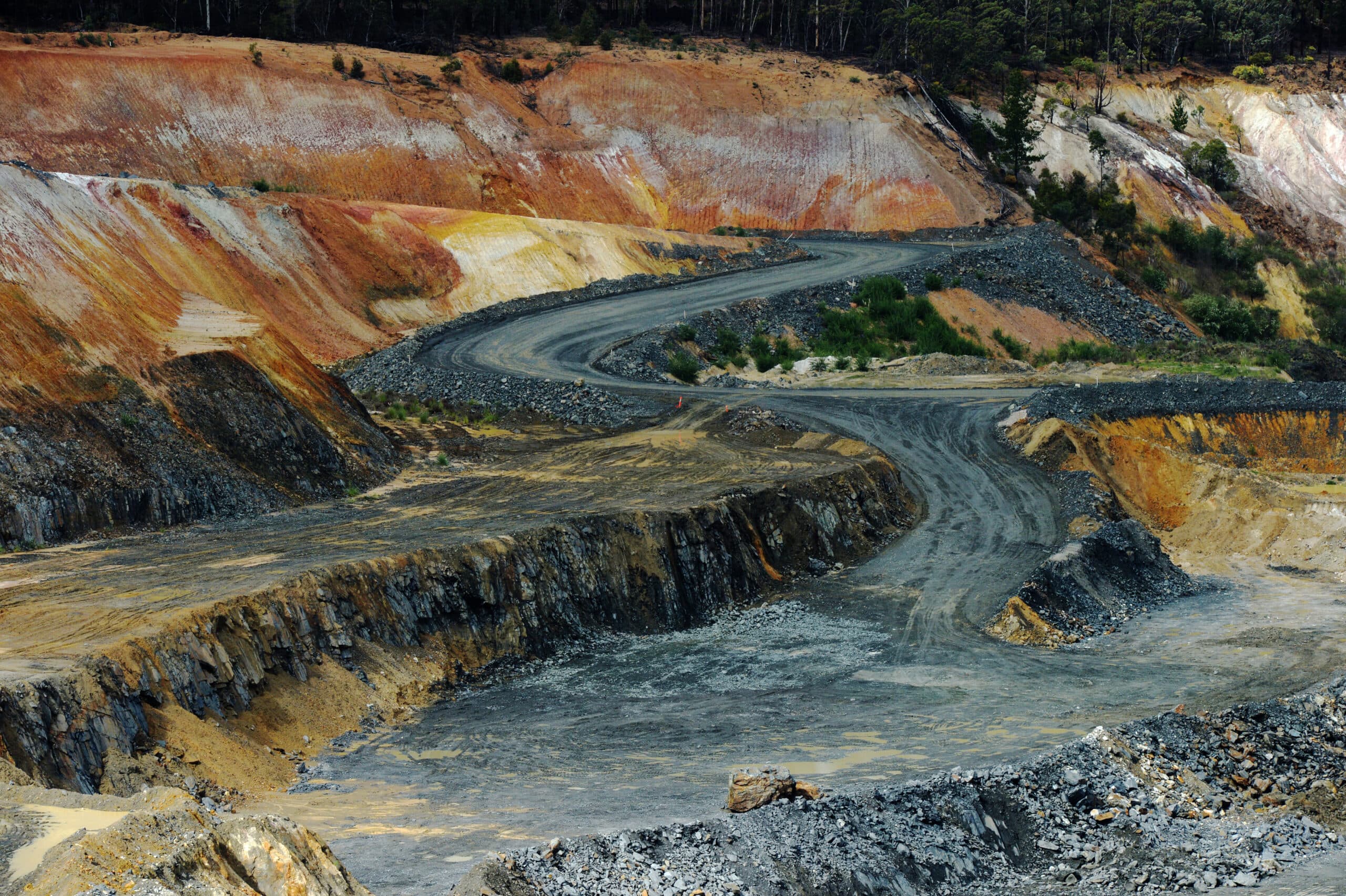 A road runs through an open pit mine at a site in Greenbushes, Australia. Photographer: Carla Gottgens/Bloomberg Litiumgruva.