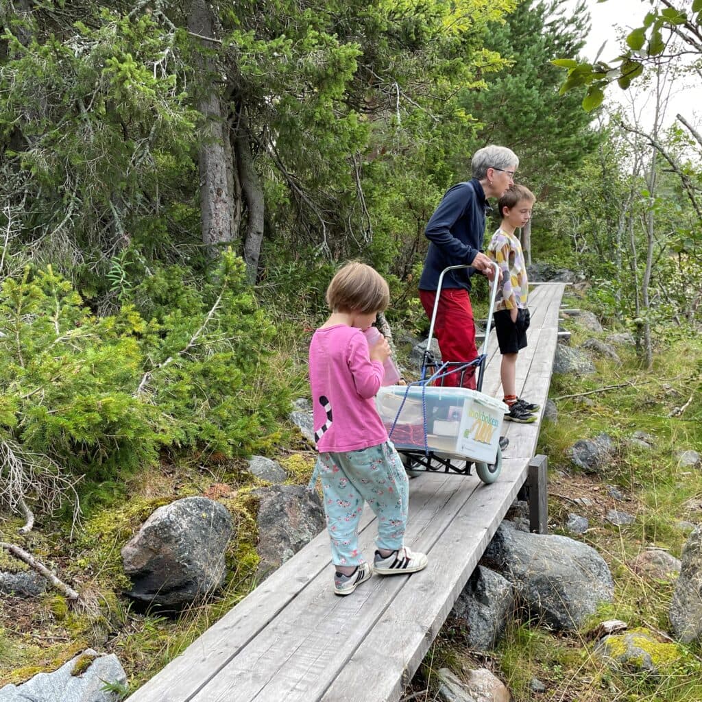 Malte leder en aktivitet under en snokträff i skogen